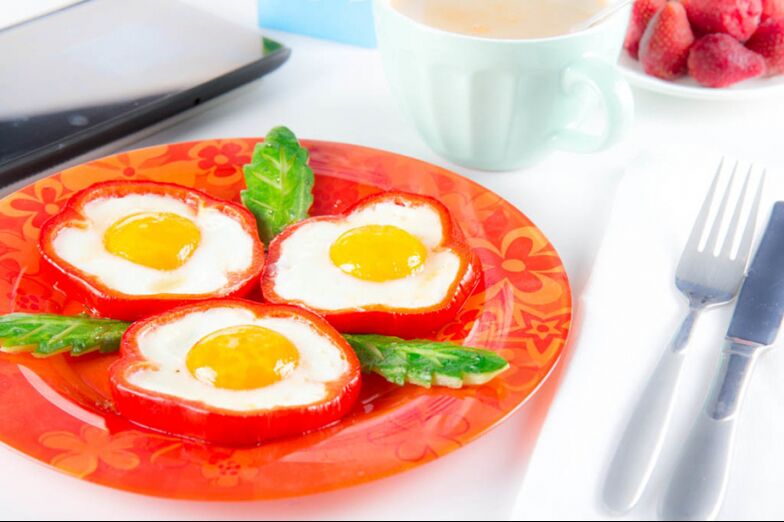 Fried eggs in peppers - a hearty dish on the egg diet menu